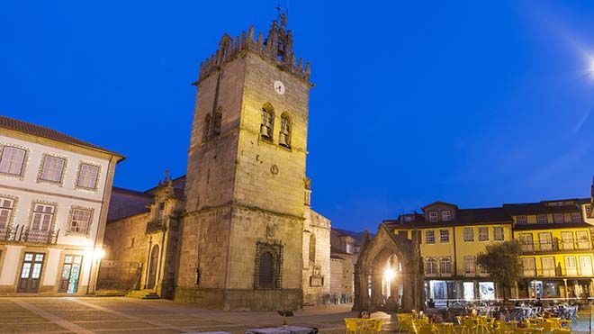 Igreja de Nossa Senhora da Oliveira
Local: Guimarães
Foto: Shutterstock_Cristovao