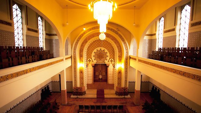 construção de sinagoga ou templo judaico com local de culto