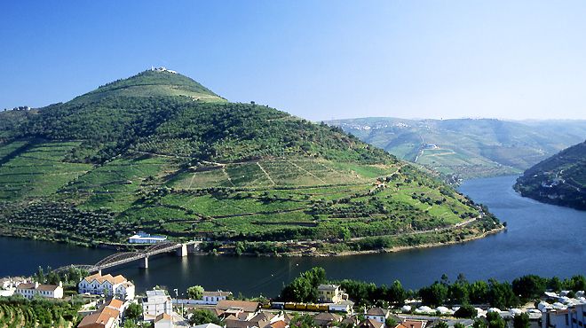 Pelo Douro acima até às quintas do vinho fino