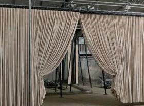 El acto de los anfitriones