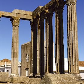 Templo romano de ÉvoraFoto: M'Ar de AR Hotels