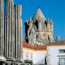 The Roman Temple and the Cathedral of Évora
照片: João Paulo