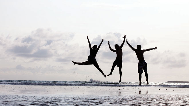 Friends Jumping by the Sea ⒸTurismo do Alentejo